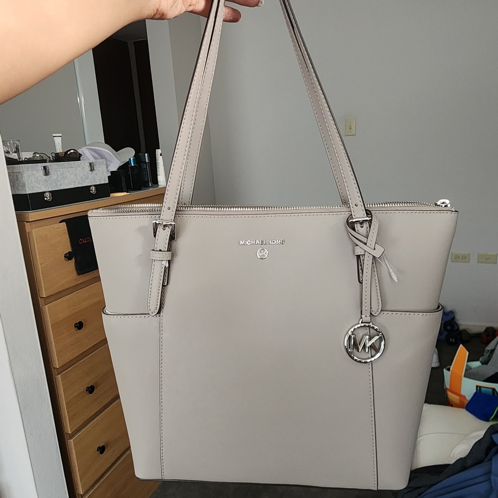 MICHAEL KORS JET SET TOTE IN GRAY